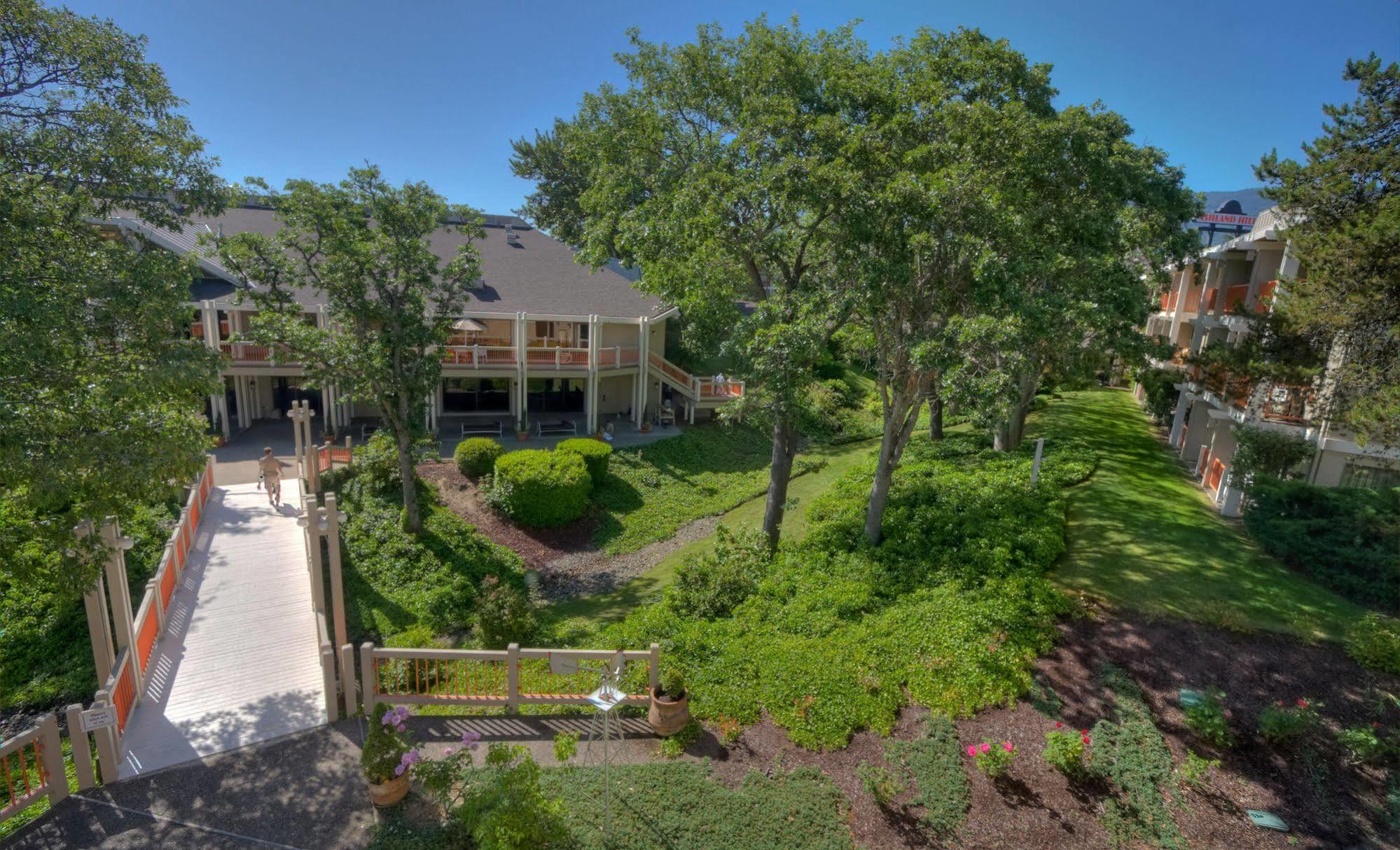 Ashland Hills Hotel & Suites Exterior photo